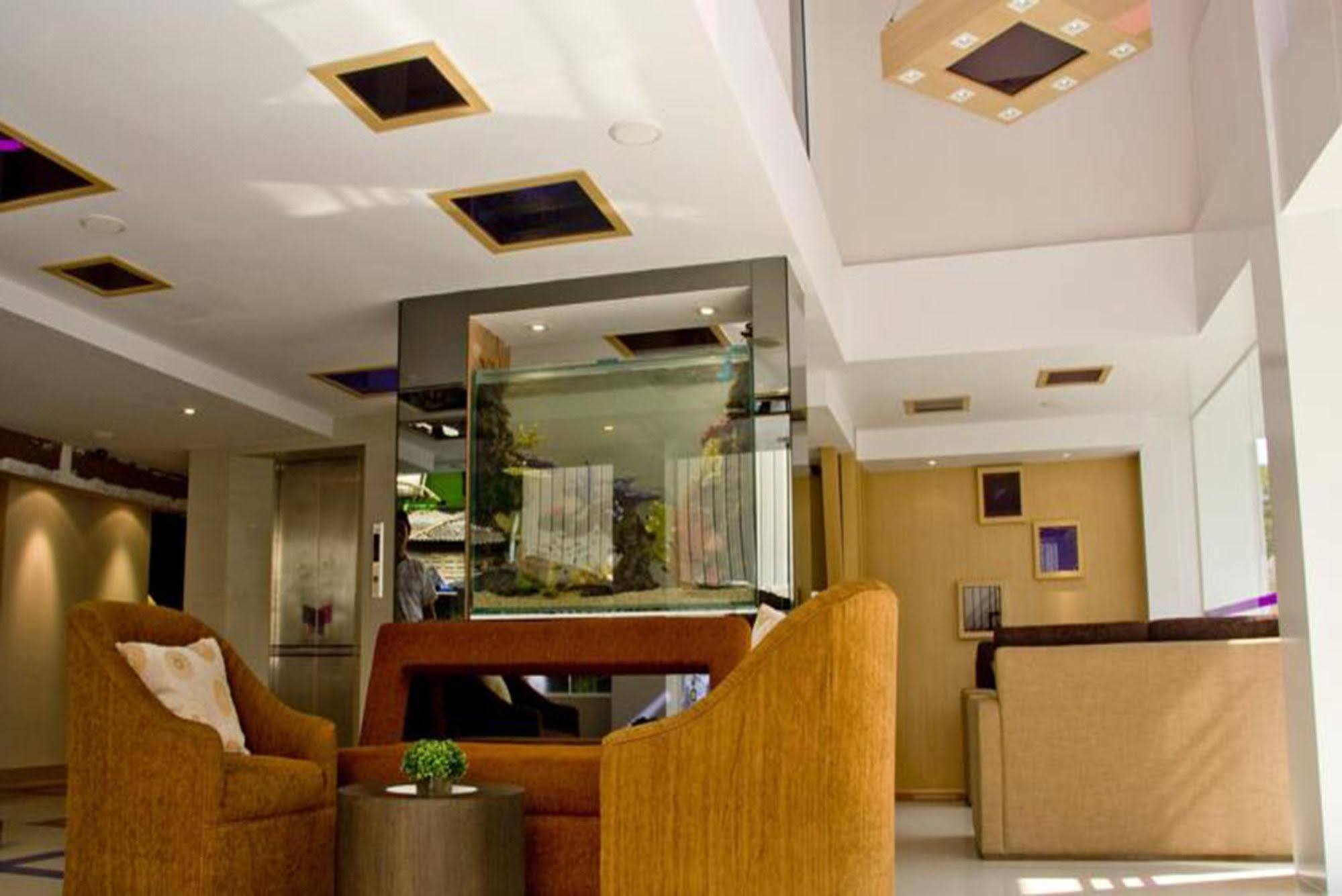 Paradiso Boutique Suites Bangkok Exterior photo
