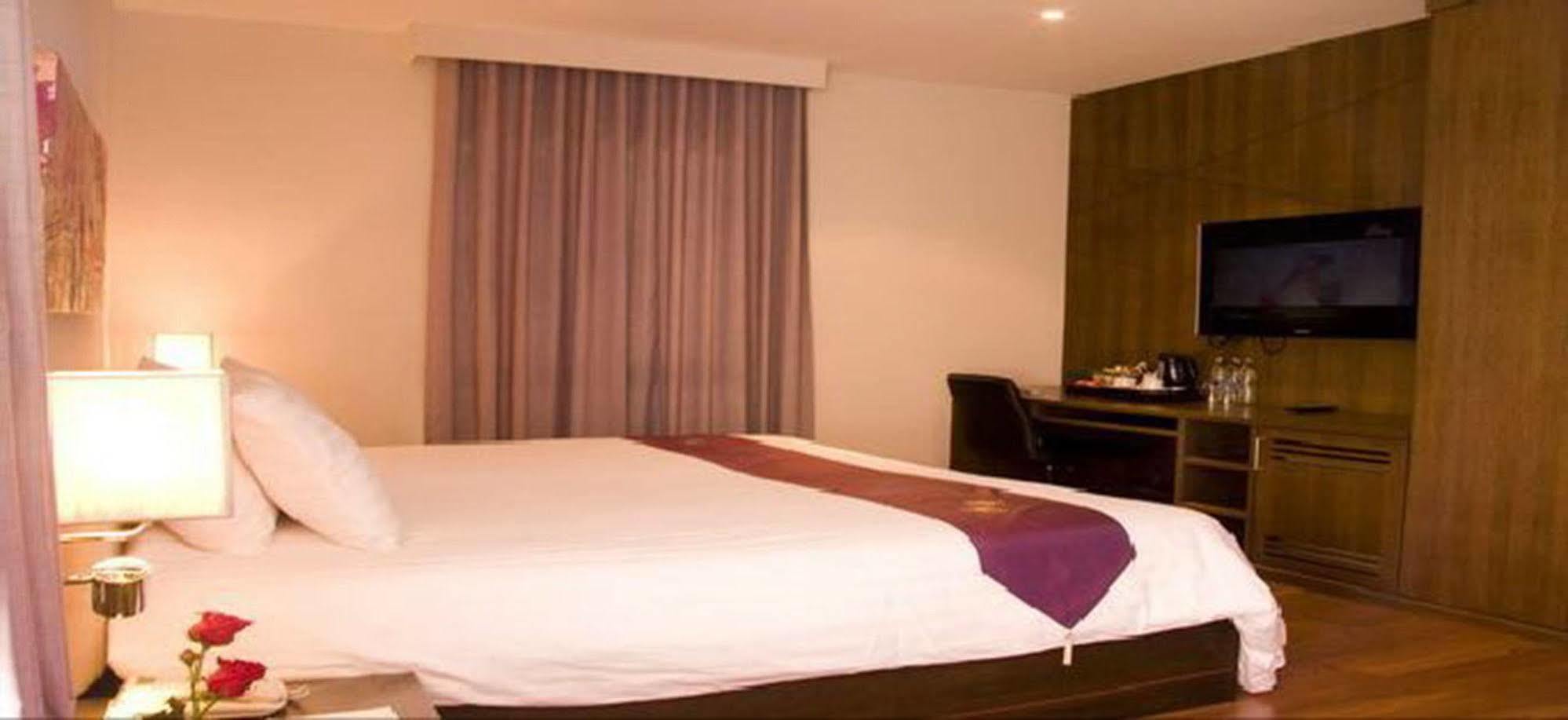 Paradiso Boutique Suites Bangkok Exterior photo